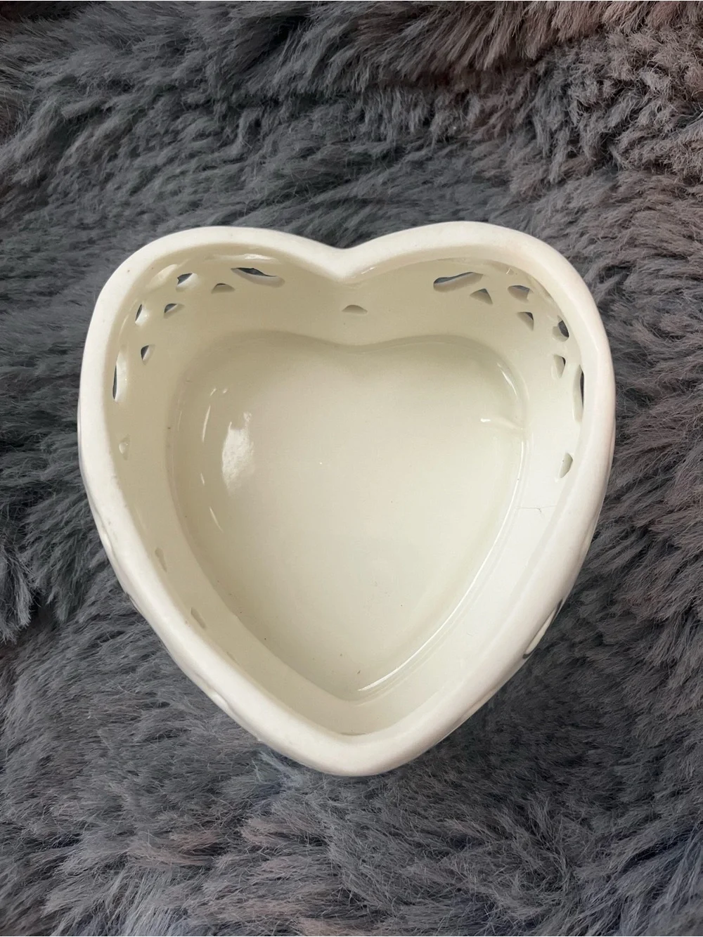 Heart-Shaped Ceramic Jewelry Box in Cream with Gold Trim